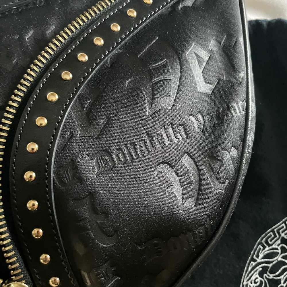 Versace half moon shoulder bag black with studs vintage 90’s - Picture 13 of 16